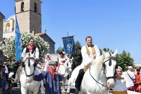  Grande cavalcade de la Saint-Jean : Père et Maire à cheval, Allauch plus engagée que jamais pour nos traditions provençales !