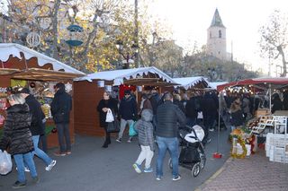 des gens marchant au milieu de chalets en bois décorés pour noël - Agrandir l'image, .JPG 471 Ko (fenêtre modale)