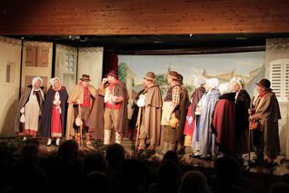 groupes de personnes sur scène habillés en berger - Agrandir l'image, .JPG 5 Mo (fenêtre modale)