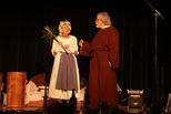 un homme et une femme en vieille tenue d'époque faisant une représentation sur scène - Agrandir l'image, .JPG 196 KB (fenêtre modale)
