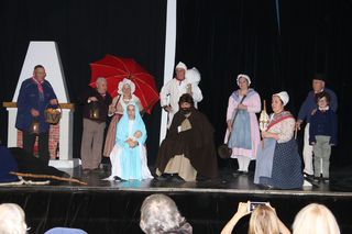 9 personnes sur une scene en costumes anciens - Agrandir l'image, .JPG 237 KB (fenêtre modale)