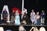 groupe de personne sur scène en représentation avec des habits d'époque - Agrandir l'image, .JPG 237 KB (fenêtre modale)