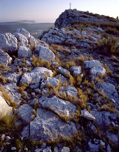 vue d'une croix sur une colline - Agrandir l'image, .JPG 320,9 KB (fenêtre modale)
