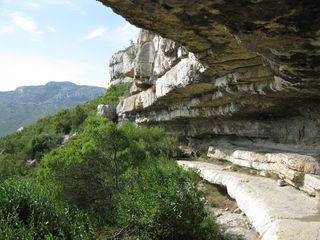 petite grotte dans la colline