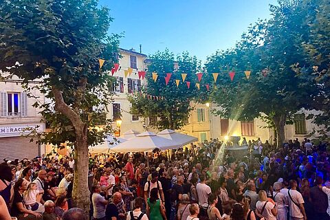 14 juillet : succès populaire pour le marché nocturne, le bal et le 1er spectacle de drones dans le ciel d’Allauch