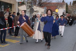 trois musiciens jouant dans la rue en habits traditionnels - Agrandir l'image, .JPG 393 KB (fenêtre modale)