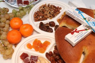Assiette en plastique contenant des fruits, fruits secs et une brioche - Agrandir l'image, .JPG 232 KB (fenêtre modale)