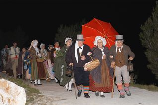 groupe de personnes marchant les uns derrières les autres, habillés en berger - Agrandir l'image, .JPG 5 Mo (fenêtre modale)