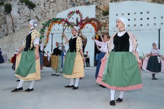 jeunes danseuse en habits traditionnels - Agrandir l'image, .JPG 1 Mo (fenêtre modale)