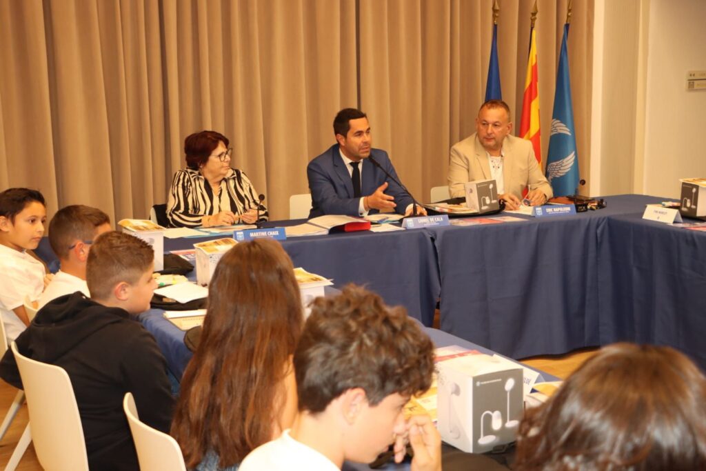 remise des écharpes aux nouveaux conseillers municipaux jeunes (CMJ) pour la saison 2025/2026