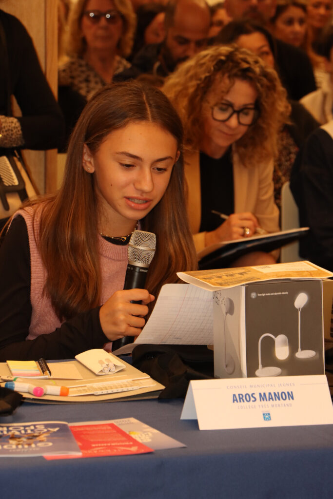 remise des écharpes aux nouveaux conseillers municipaux jeunes (CMJ) pour la saison 2025/2026