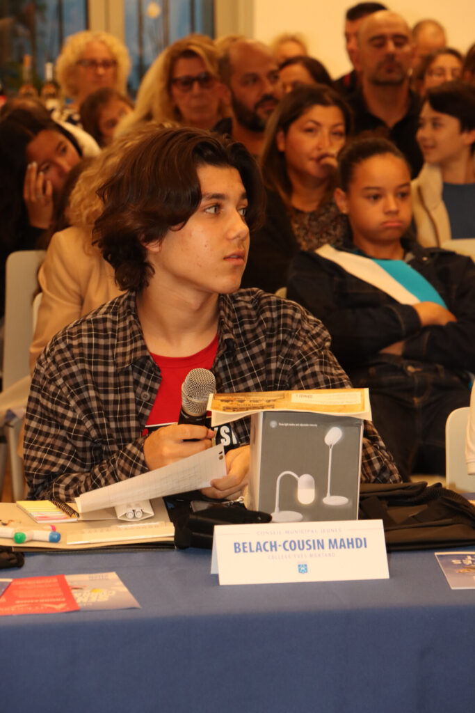 remise des écharpes aux nouveaux conseillers municipaux jeunes (CMJ) pour la saison 2025/2026