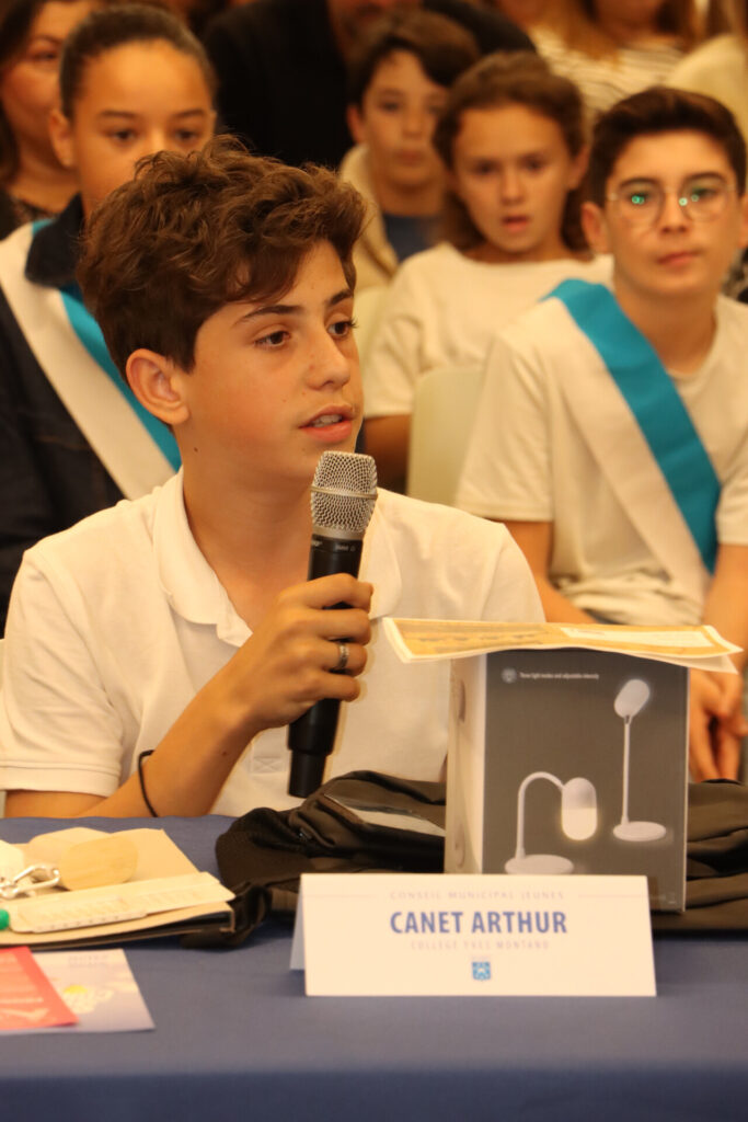 remise des écharpes aux nouveaux conseillers municipaux jeunes (CMJ) pour la saison 2025/2026