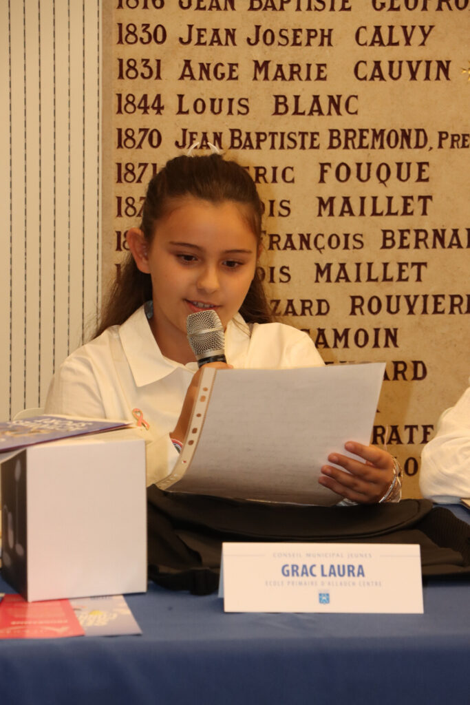 remise des écharpes aux nouveaux conseillers municipaux jeunes (CMJ) pour la saison 2025/2026
