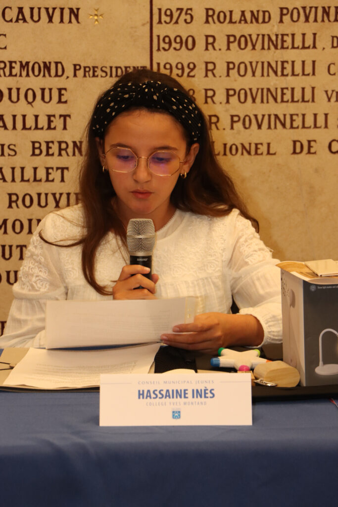 remise des écharpes aux nouveaux conseillers municipaux jeunes (CMJ) pour la saison 2025/2026