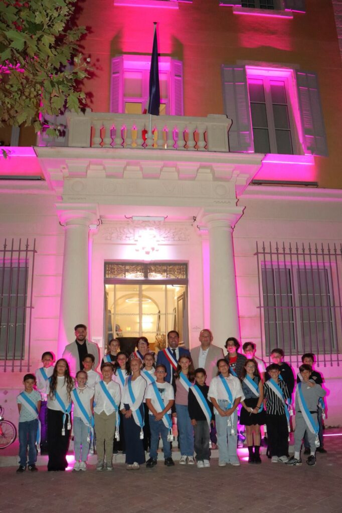 remise des écharpes aux nouveaux conseillers municipaux jeunes (CMJ) pour la saison 2025/2026