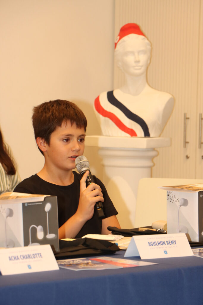 remise des écharpes aux nouveaux conseillers municipaux jeunes (CMJ) pour la saison 2025/2026