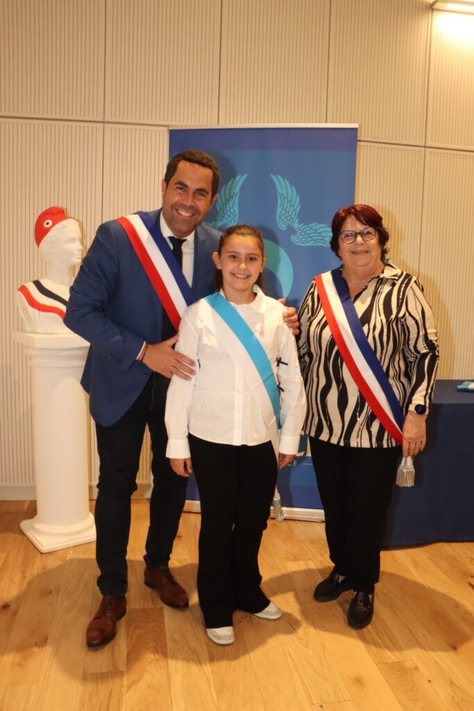 remise des écharpes aux nouveaux conseillers municipaux jeunes (CMJ) pour la saison 2025/2026