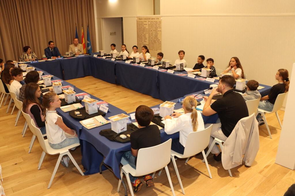 remise des écharpes aux nouveaux conseillers municipaux jeunes (CMJ) pour la saison 2025/2026