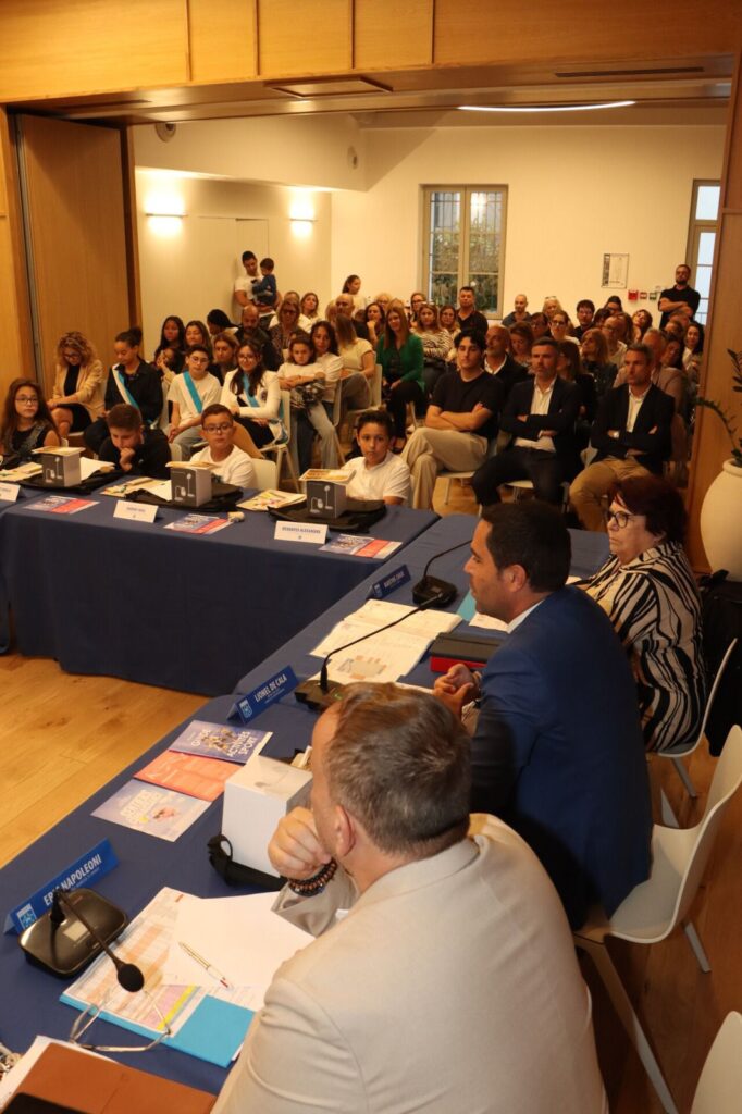 remise des écharpes aux nouveaux conseillers municipaux jeunes (CMJ) pour la saison 2025/2026