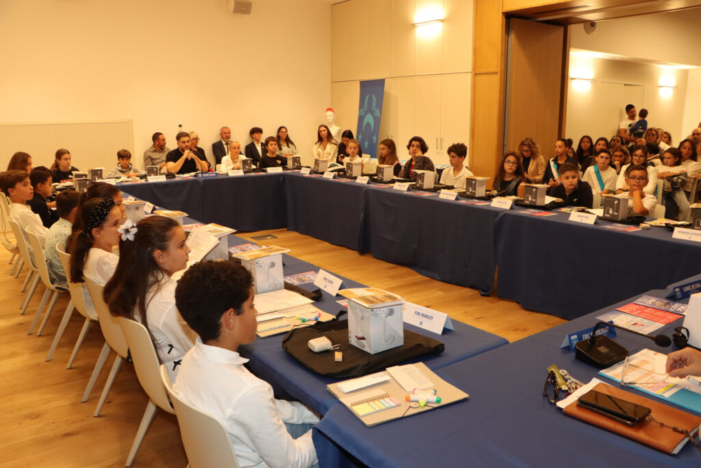 remise des écharpes aux nouveaux conseillers municipaux jeunes (CMJ) pour la saison 2025/2026