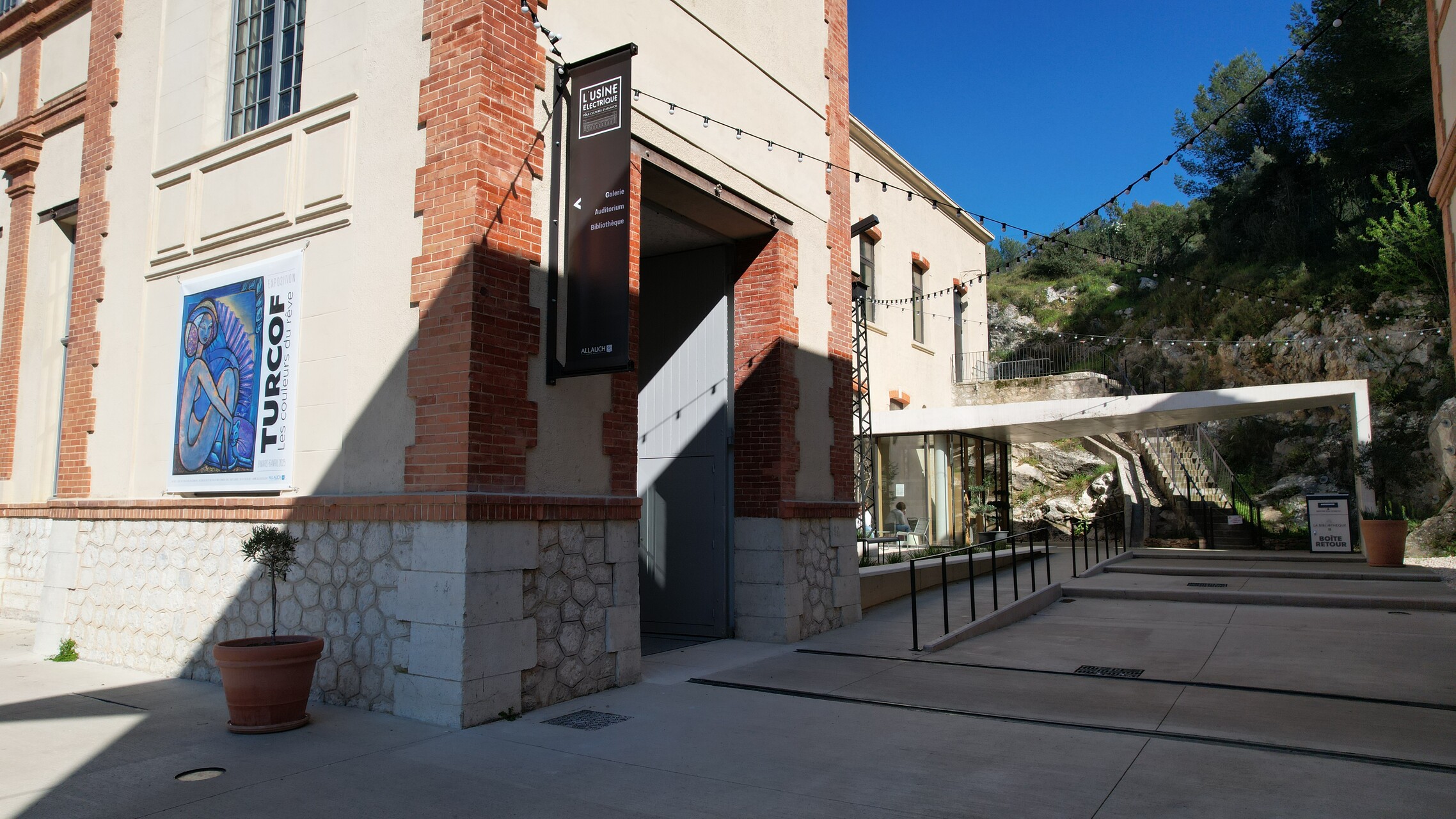 l'entrée de la nouvelle galerie d'exposition de l'usine électrique à allauch