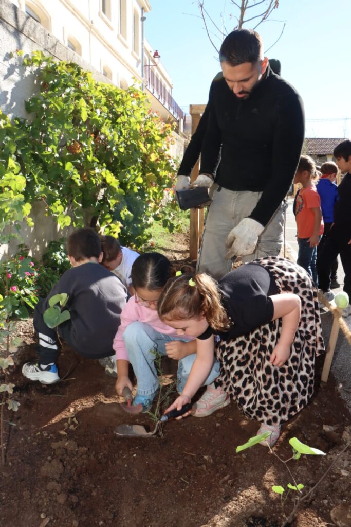 inauguration de la nouvelle cour végétalisée de l'école d’Allauch-Centre avec les élèves mardi 4 novembre 2025