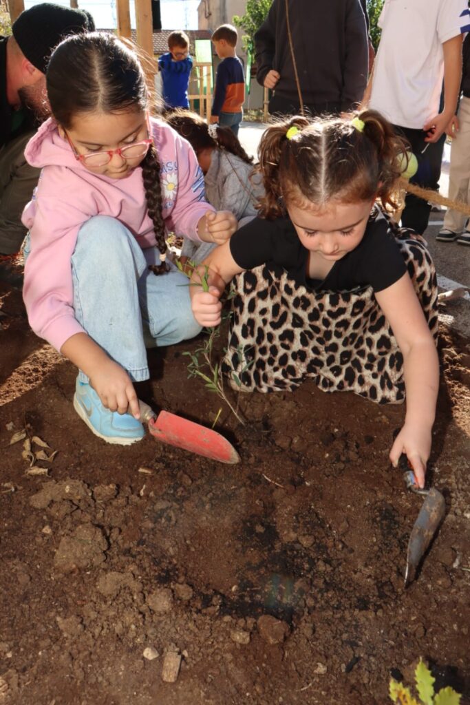 inauguration de la nouvelle cour végétalisée de l'école d’Allauch-Centre avec les élèves mardi 4 novembre 2025