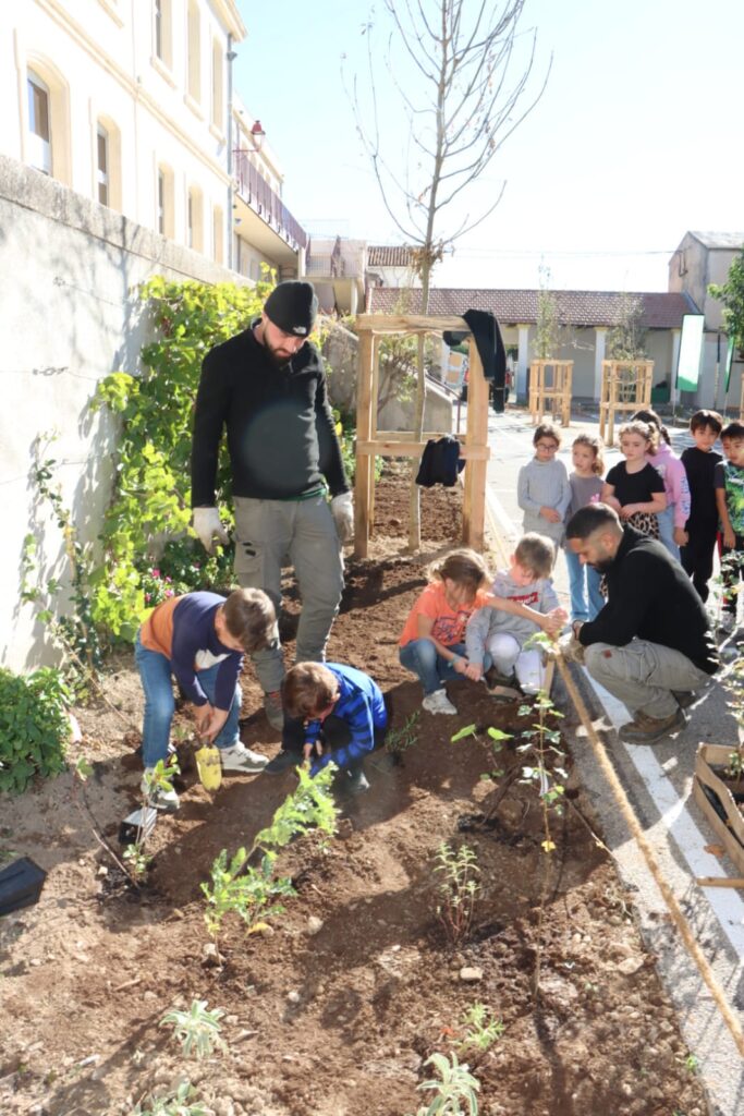 inauguration de la nouvelle cour végétalisée de l'école d’Allauch-Centre avec les élèves mardi 4 novembre 2025