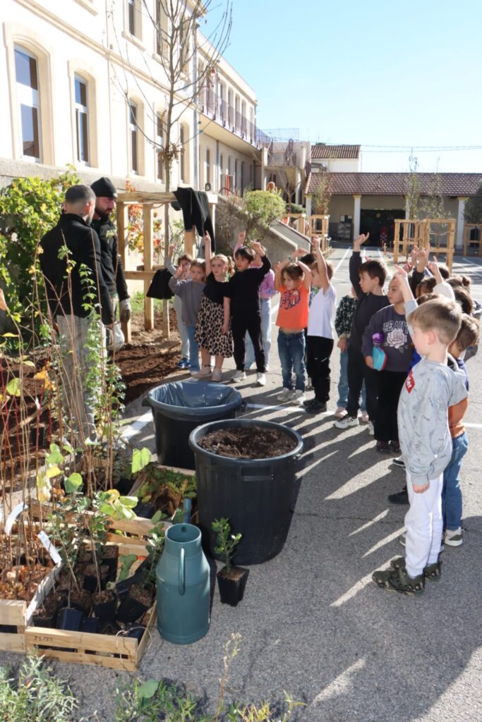 inauguration de la nouvelle cour végétalisée de l'école d’Allauch-Centre avec les élèves mardi 4 novembre 2025