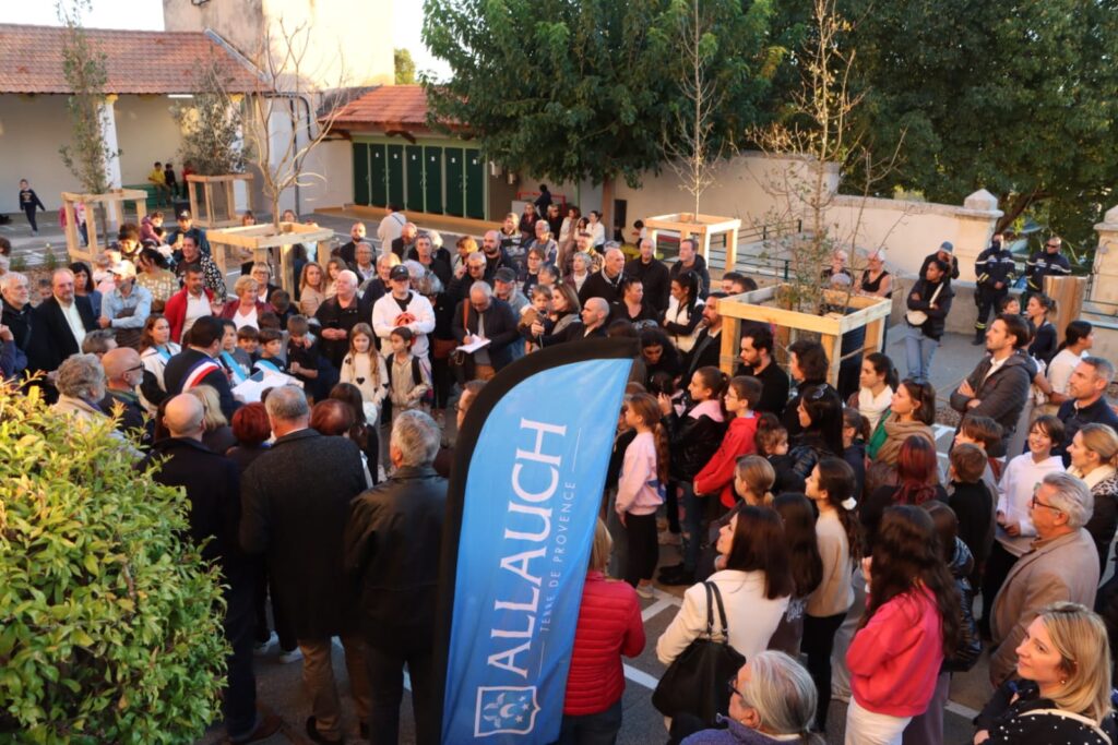inauguration de la nouvelle cour végétalisée de l'école d’Allauch-Centre avec les élèves mardi 4 novembre 2025