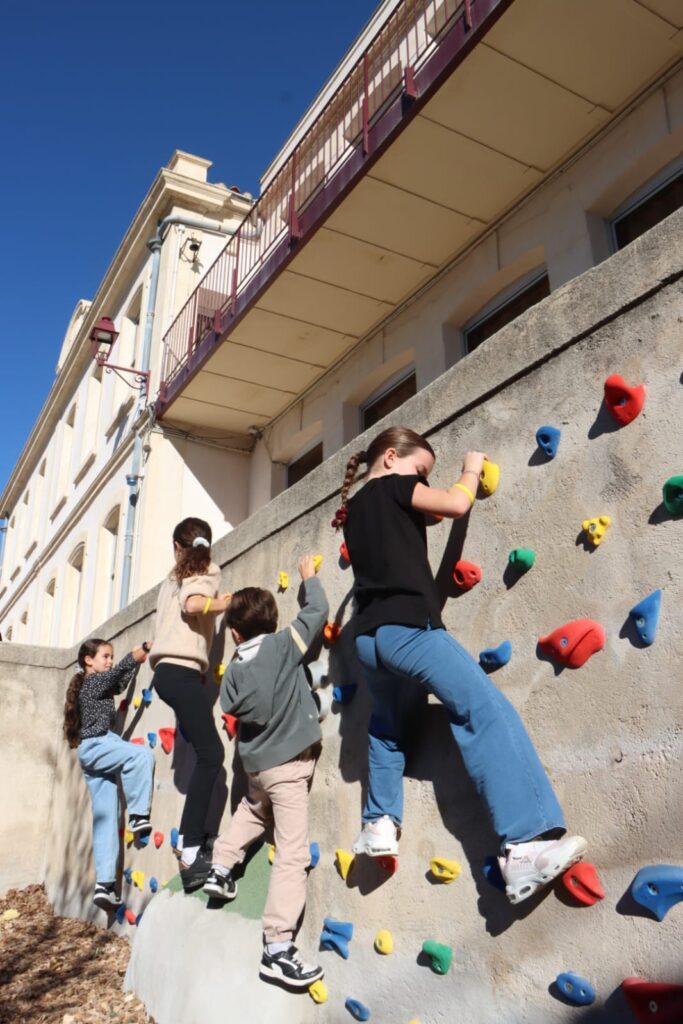 inauguration de la nouvelle cour végétalisée de l'école d’Allauch-Centre avec les élèves mardi 4 novembre 2025