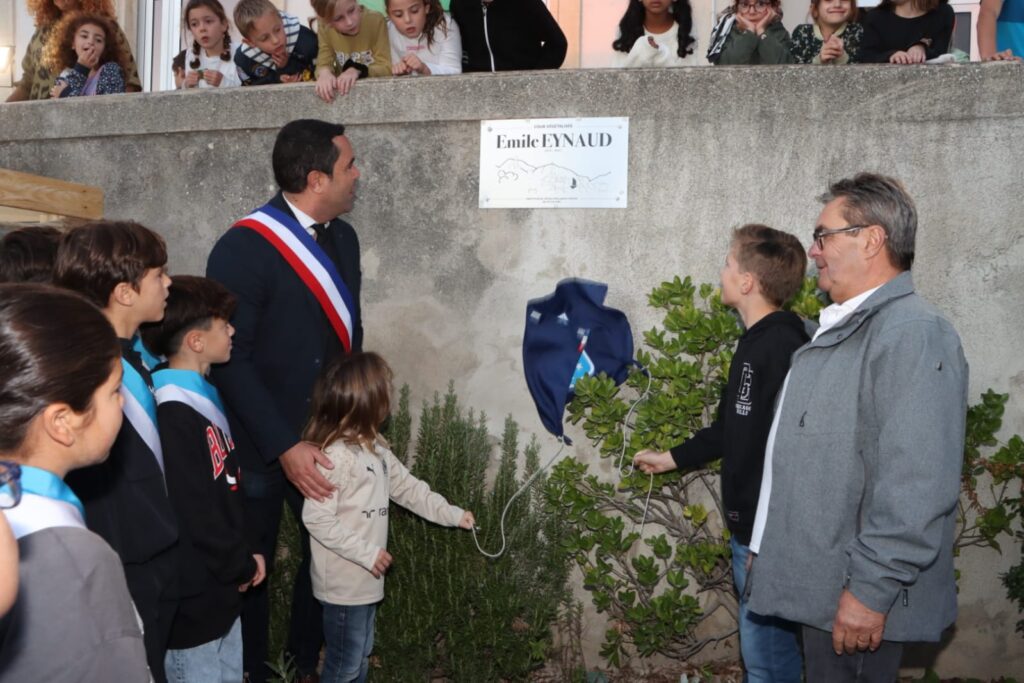 inauguration de la nouvelle cour végétalisée de l'école d’Allauch-Centre avec les élèves mardi 4 novembre 2025