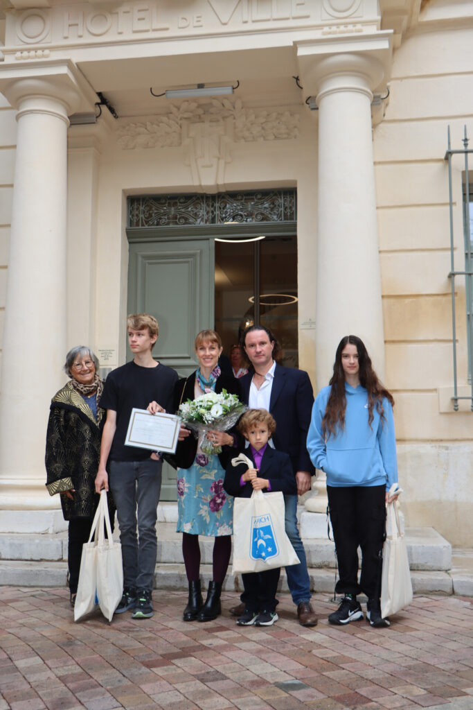 Jacquine Rainville, mère de 4 enfants, reçoit la « Médaille de la Famille » à allauch