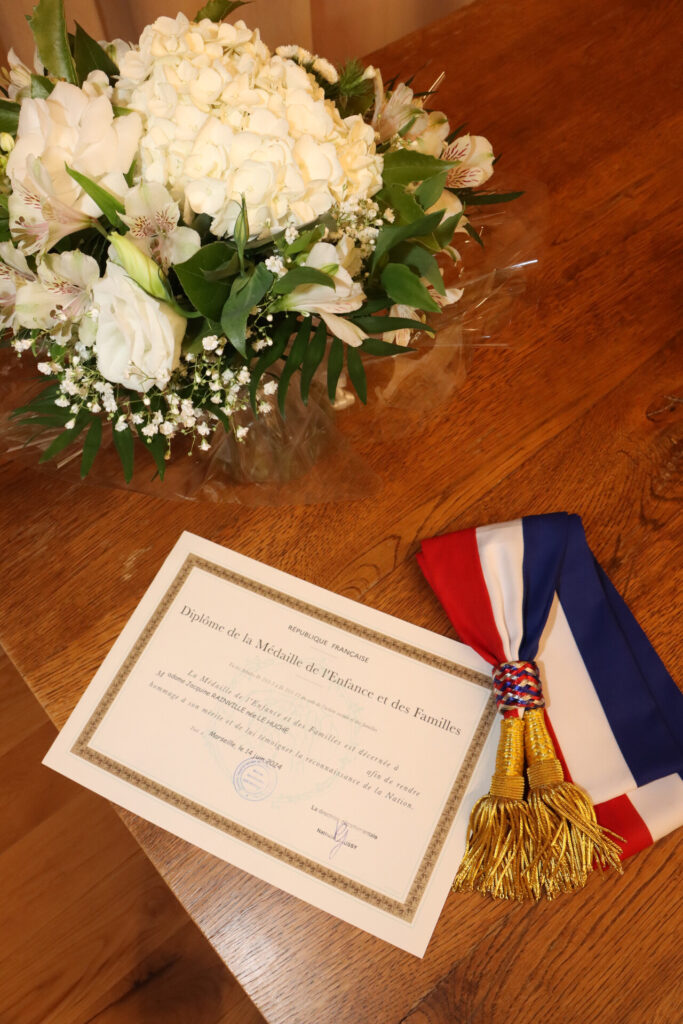 Jacquine Rainville, mère de 4 enfants, reçoit la « Médaille de la Famille » à allauch