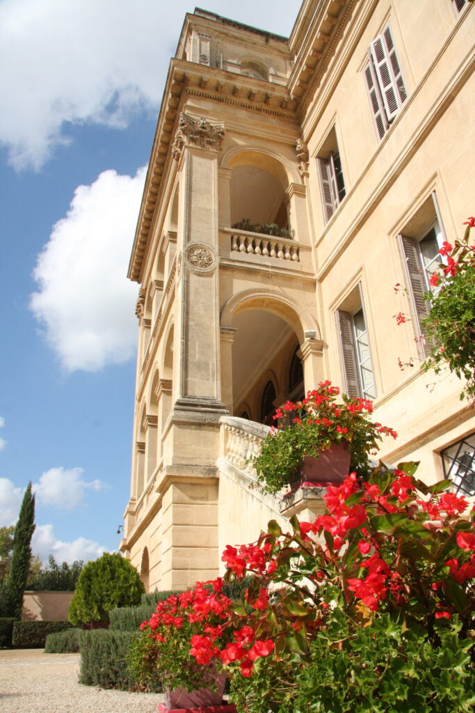 bastide de fontvieille, devant un parterre de fleurs pour le label "villes et villages fleuris"