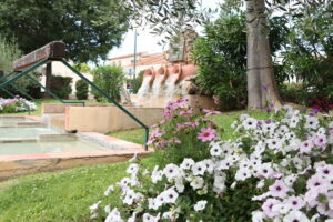 place du logis-neuf devant l'école élémentaire avec les fontaines et les parterres fleuris à l'occasion du label villes et villages fleuris