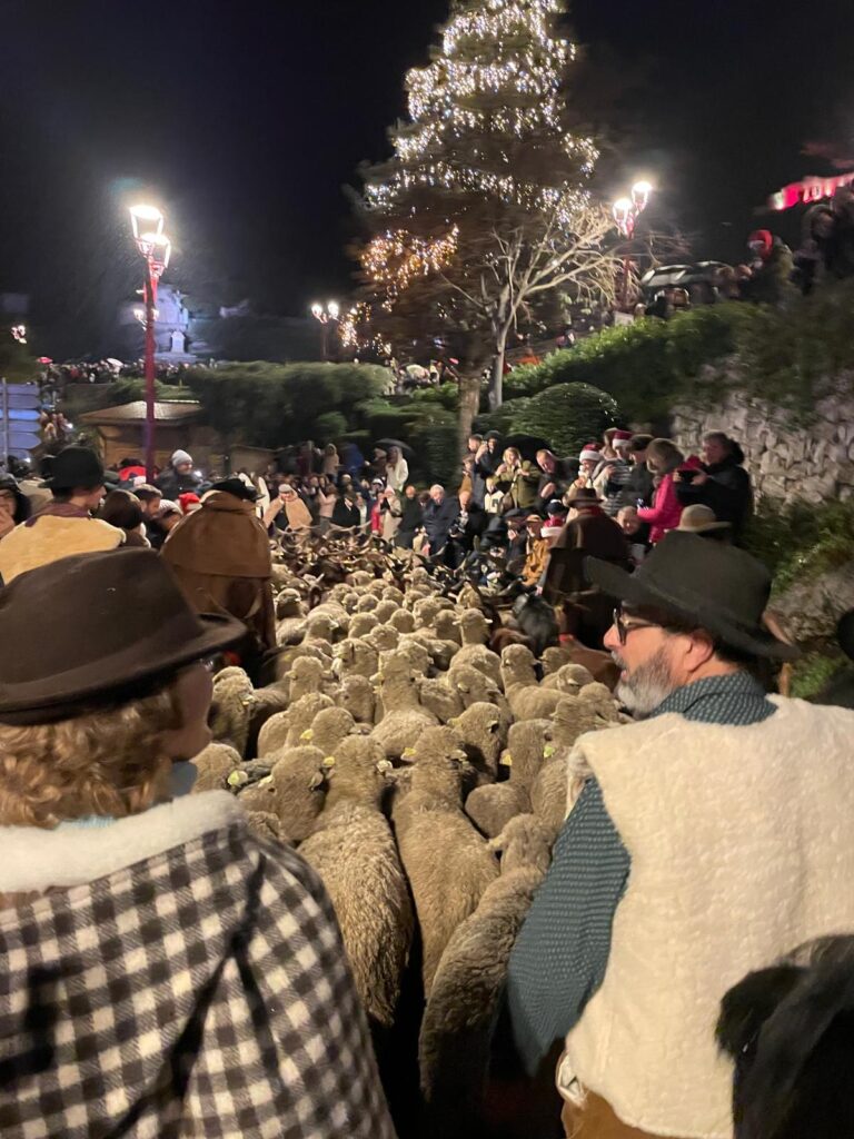 Retour en images sur la descente des Bergers et la messe de minuit