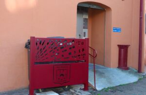 la Ville d’Allauch procède à la rénovation progressive de ses cache-conteneurs permettant de dissimuler les bacs d’ordures ménagères.