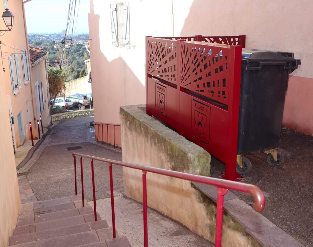 la Ville d’Allauch procède à la rénovation progressive de ses cache-conteneurs permettant de dissimuler les bacs d’ordures ménagères.