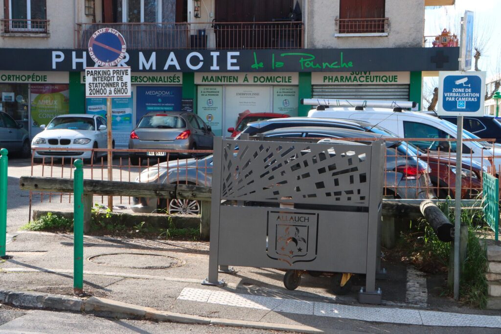 la Ville d’Allauch procède à la rénovation progressive de ses cache-conteneurs permettant de dissimuler les bacs d’ordures ménagères.
