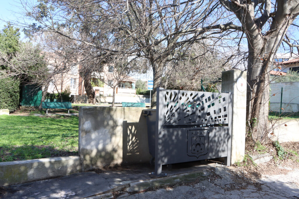 la Ville d’Allauch procède à la rénovation progressive de ses cache-conteneurs permettant de dissimuler les bacs d’ordures ménagères.