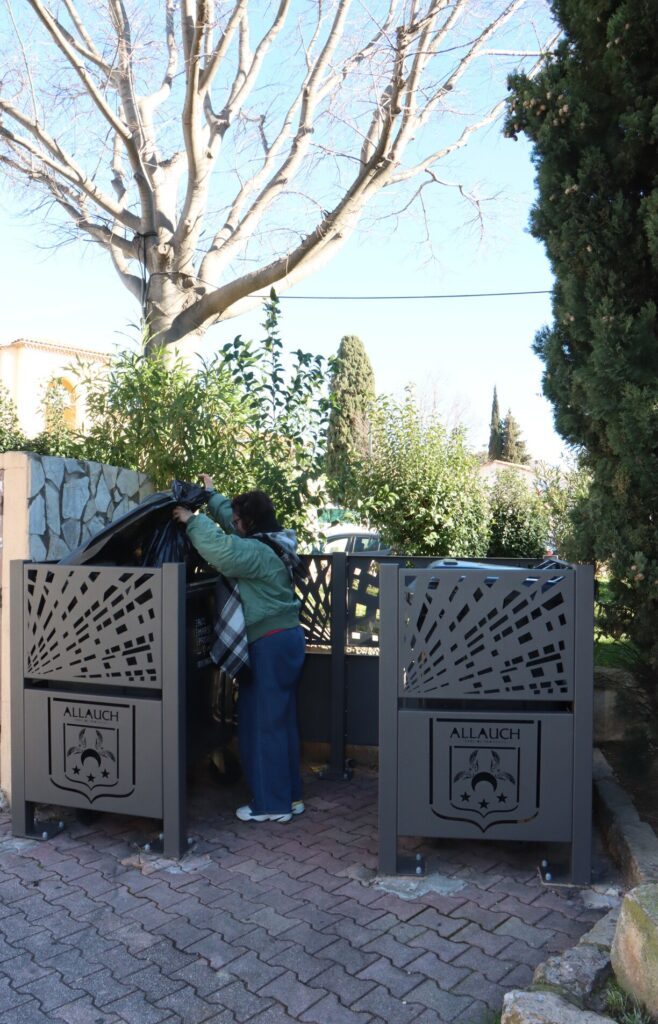 la Ville d’Allauch procède à la rénovation progressive de ses cache-conteneurs permettant de dissimuler les bacs d’ordures ménagères.