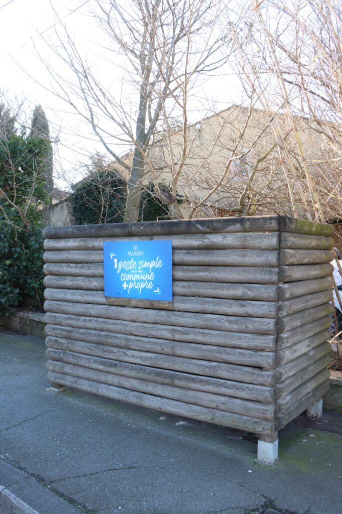 la Ville d’Allauch procède à la rénovation progressive de ses cache-conteneurs permettant de dissimuler les bacs d’ordures ménagères.
