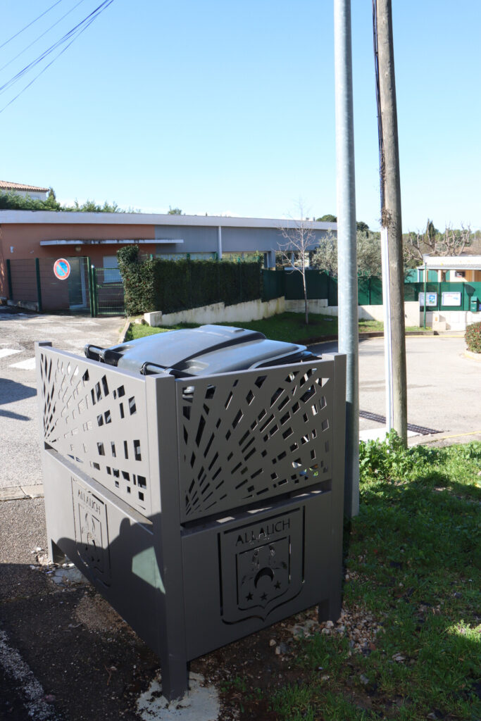 la Ville d’Allauch procède à la rénovation progressive de ses cache-conteneurs permettant de dissimuler les bacs d’ordures ménagères.