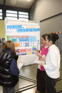 290 élèves de 4ème et de 3ème du collège Yves-Montand et 110 élèves de seconde du lycée Monte-Cristo d’Allauch ont participé, jeudi 5 février au gymnase Tommasi, à la 4ème édition du Forum des métiers et de l’orientation organisé par la Ville d’Allauch.