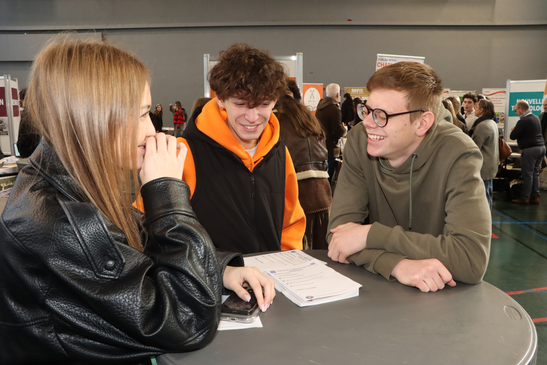 290 élèves de 4ème et de 3ème du collège Yves-Montand et 110 élèves de seconde du lycée Monte-Cristo d’Allauch ont participé, jeudi 5 février au gymnase Tommasi, à la 4ème édition du Forum des métiers et de l’orientation organisé par la Ville d’Allauch.