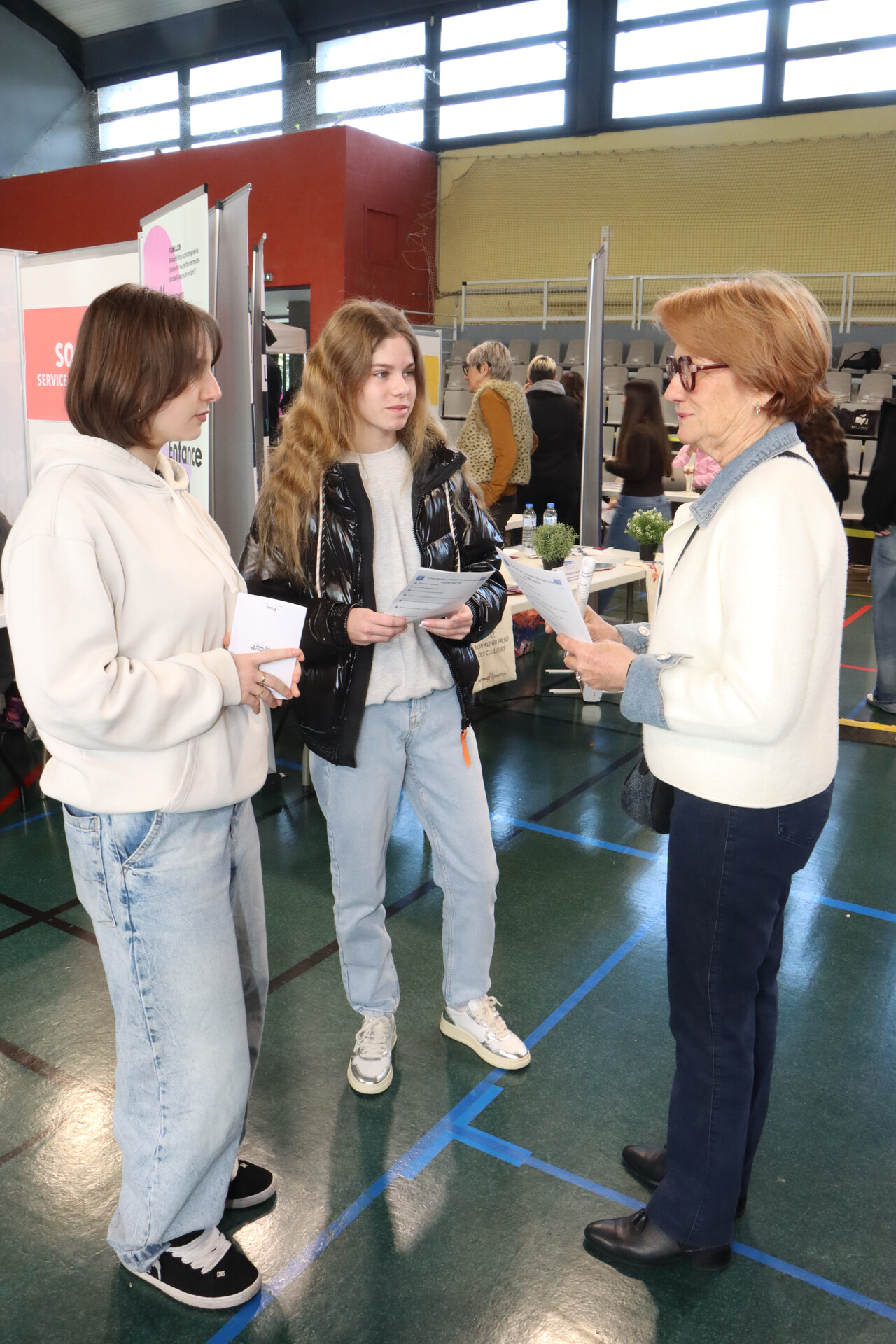 290 élèves de 4ème et de 3ème du collège Yves-Montand et 110 élèves de seconde du lycée Monte-Cristo d’Allauch ont participé, jeudi 5 février au gymnase Tommasi, à la 4ème édition du Forum des métiers et de l’orientation organisé par la Ville d’Allauch.