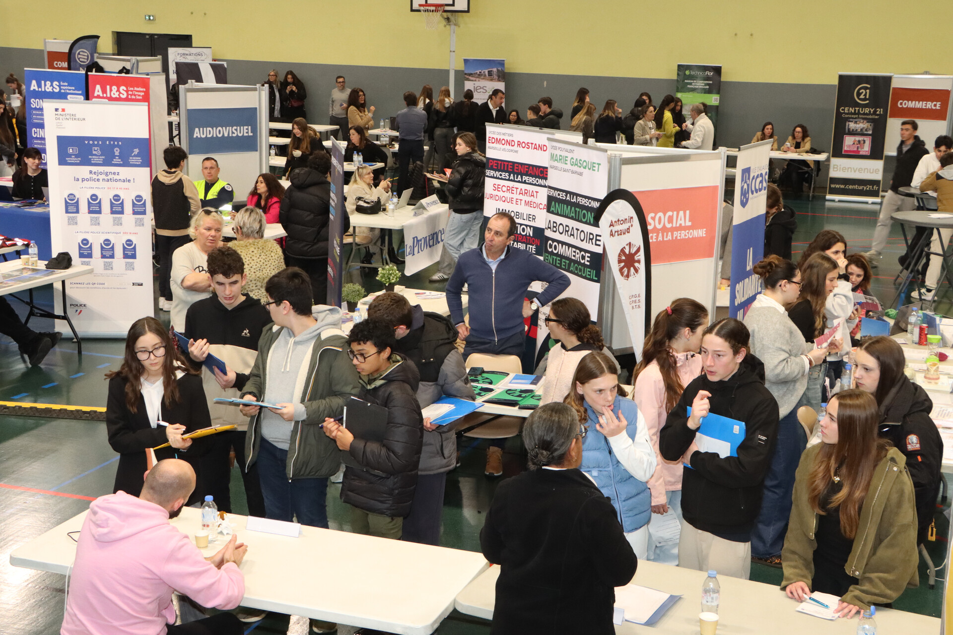 290 élèves de 4ème et de 3ème du collège Yves-Montand et 110 élèves de seconde du lycée Monte-Cristo d’Allauch ont participé, jeudi 5 février au gymnase Tommasi, à la 4ème édition du Forum des métiers et de l’orientation organisé par la Ville d’Allauch.