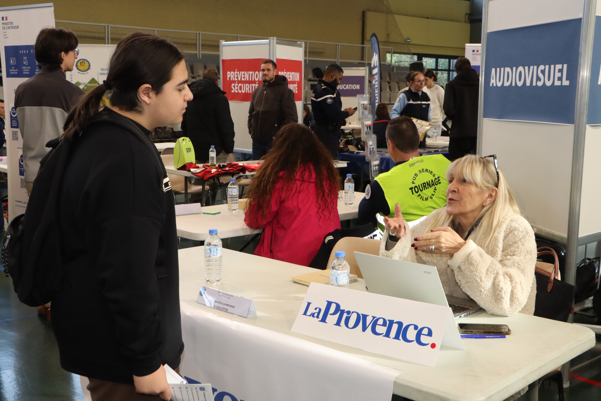 290 élèves de 4ème et de 3ème du collège Yves-Montand et 110 élèves de seconde du lycée Monte-Cristo d’Allauch ont participé, jeudi 5 février au gymnase Tommasi, à la 4ème édition du Forum des métiers et de l’orientation organisé par la Ville d’Allauch.